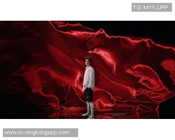 鹿晗在足球赛中激情庆祝引发粉丝热烈反响展现运动员精神与偶像魅力